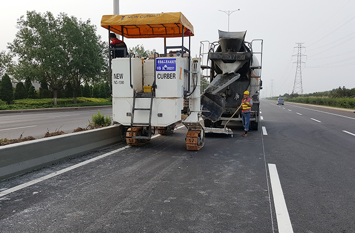 NC1300滑模攤鋪機(jī)在唐山曹妃甸港一號路中分帶護(hù)欄滑模施工